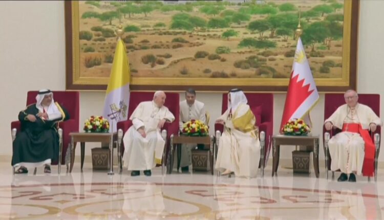  البابا يضيق الخناق على