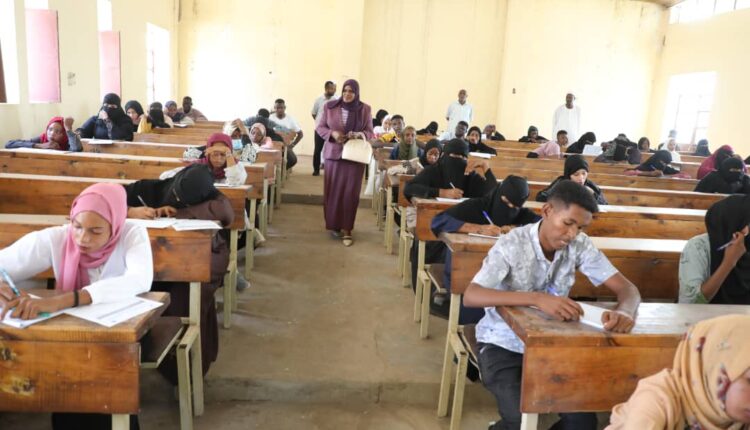 مدير جامعة القضارف يقف
